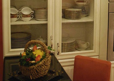 Witryna na zastawę stołową oraz mały bar w meblach kuchennych Mobiliani.