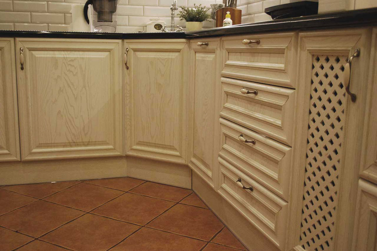 Dolne szafki kuchenna ze zdobieniami w stylu prowansalskim.