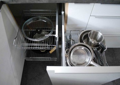 Widok wnętrza wysuwanej i funkcjonalnej szafki kuchennej - Mobiliani.