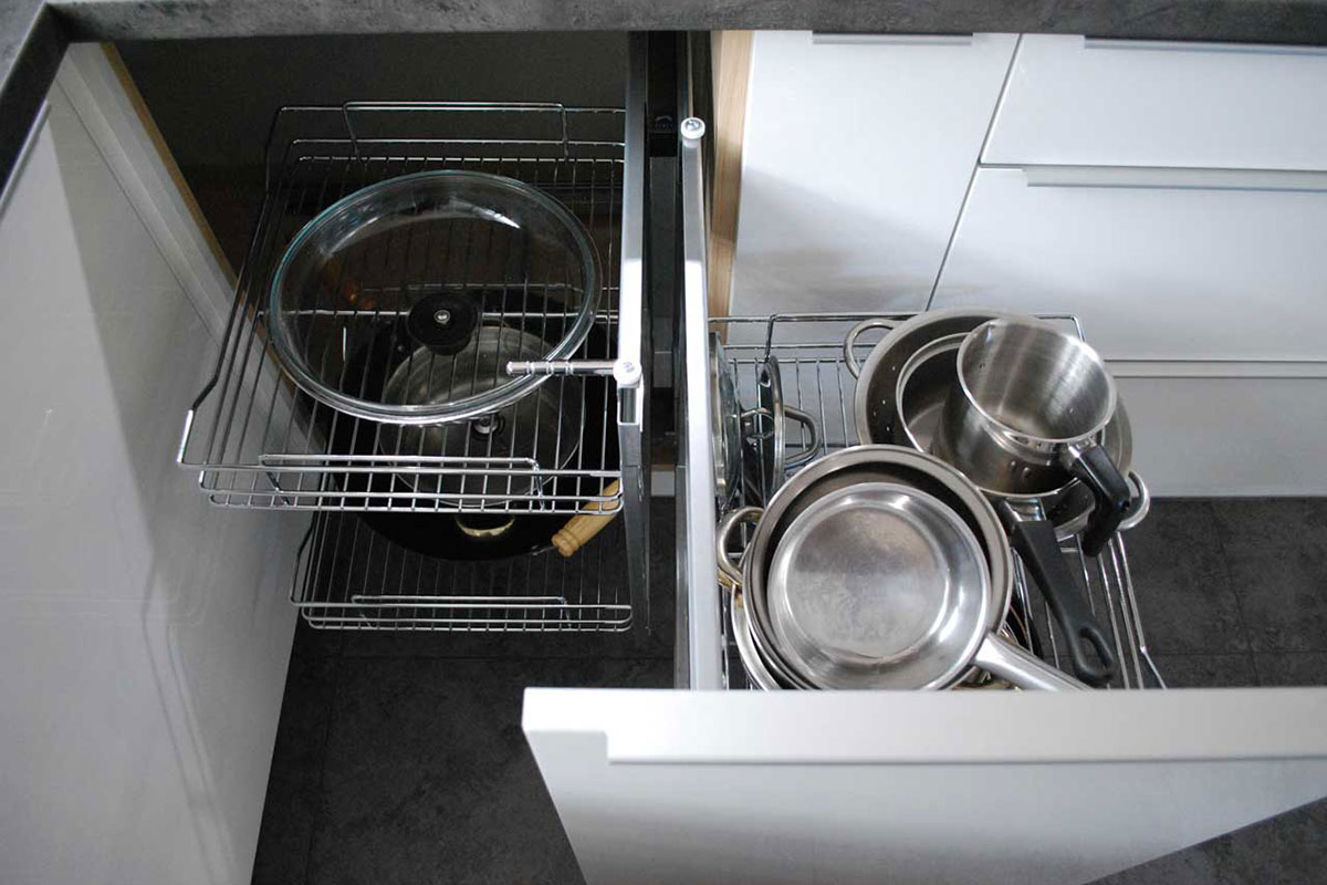 Widok wnętrza wysuwanej i funkcjonalnej szafki kuchennej - Mobiliani.