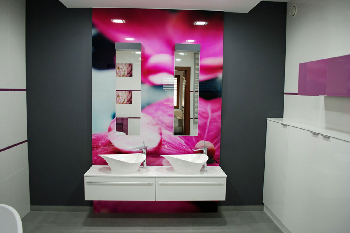 Widok łazienki z biało - fioletowymi, eleganckimi meblami łazienkowymi - Mobiliani.